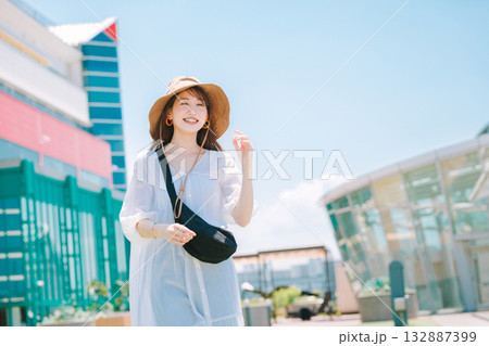 イベントに参加する笑顔の女性 132887399