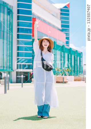 イベントに参加する笑顔の女性 イベントに参加する笑顔の女性 132887407