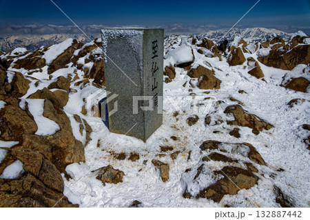 残雪期の至仏山山頂の風景 残雪期の至仏山山頂の風景 132887442