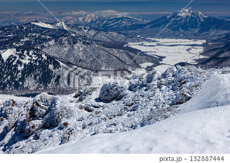 残雪期の至仏山山頂から見る尾瀬ヶ原と燧ヶ岳・会津駒ヶ岳 132887444