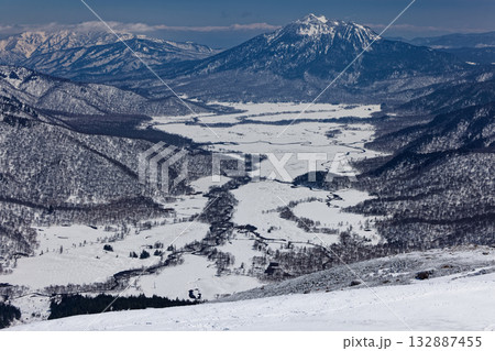 残雪期の至仏山山頂から見る尾瀬ヶ原と燧ヶ岳・会津駒ヶ岳 残雪期の至仏山山頂から見る尾瀬ヶ原と燧ヶ岳・会津駒ヶ岳 132887455