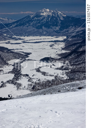 残雪期の至仏山山頂から見る尾瀬ヶ原と燧ヶ岳 残雪期の至仏山山頂から見る尾瀬ヶ原と燧ヶ岳 132887457