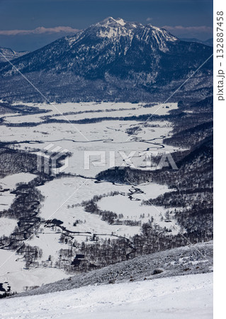 残雪期の至仏山山頂から見る尾瀬ヶ原と燧ヶ岳 残雪期の至仏山山頂から見る尾瀬ヶ原と燧ヶ岳 132887458