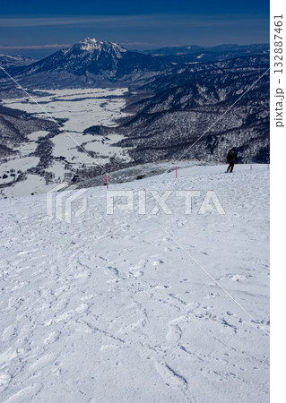 残雪期の至仏山稜線から見る尾瀬ヶ原・燧ヶ岳と登山者 132887461