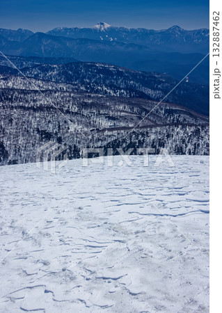 残雪期の至仏山稜線から見る鳩待峠と日光白根山 残雪期の至仏山稜線から見る鳩待峠と日光白根山 132887462