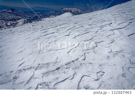 雪煙上がる残雪期の至仏山稜線から見る上州武尊山・赤城山 雪煙上がる残雪期の至仏山稜線から見る上州武尊山・赤城山 132887463