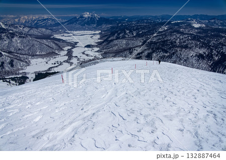 残雪期の至仏山から尾瀬ヶ原へ向かう登山者と燧ヶ岳・アヤメ平の眺め 132887464