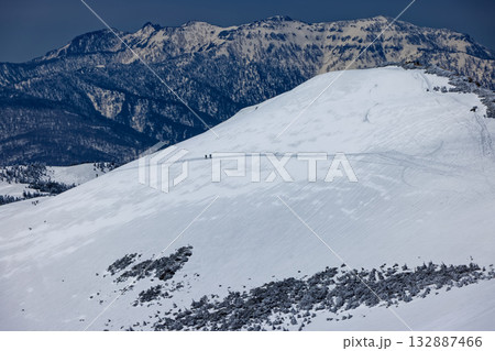 残雪期の至仏山から尾瀬ヶ原へ向かう途中から見る小至仏山と上州武尊山 132887466