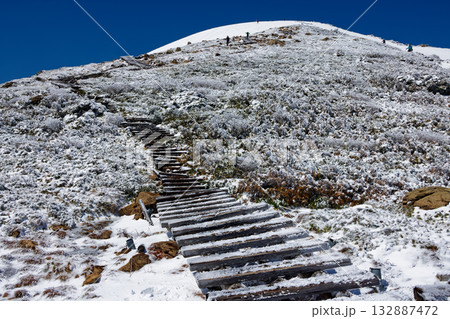尾瀬ヶ原へ向かう途中から振り返る残雪期の至仏山山頂 132887472