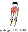 竹馬で遊ぶ男の子 132887483
