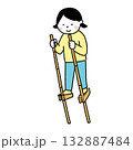 竹馬で遊ぶ女の子 132887484