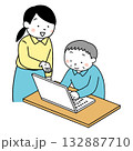 パソコンの使い方を教わる高齢男性 132887710