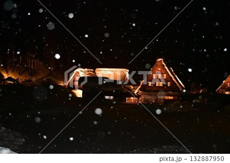 五箇山　かやぶきと雪 132887950