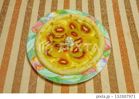 美味しそうなレッドキウイフルーツのデザートピザ 美味しそうなレッドキウイフルーツのデザートピザ 132887971