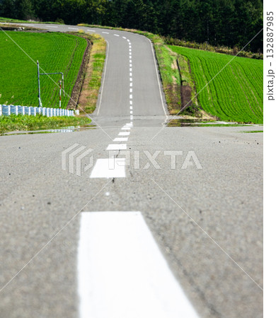 北海道美瑛町にある丘の上の清々しい道 132887985
