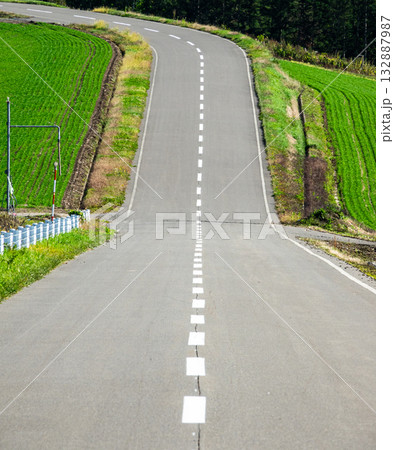 北海道美瑛町にある丘の上の清々しい道 132887987