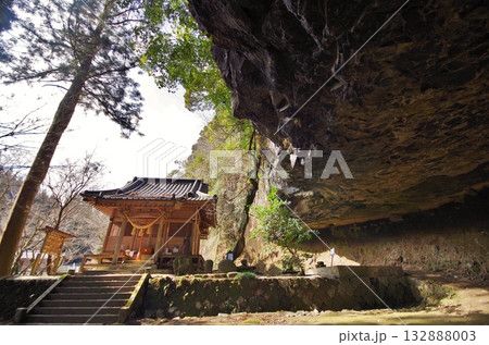 矢部村　八女津媛神社　本殿と神の窟 132888003