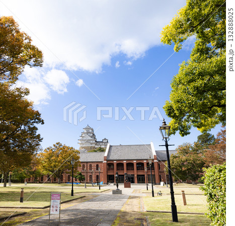 秋晴れの兵庫県姫路市にある姫路市立美術館と姫路城 132888025