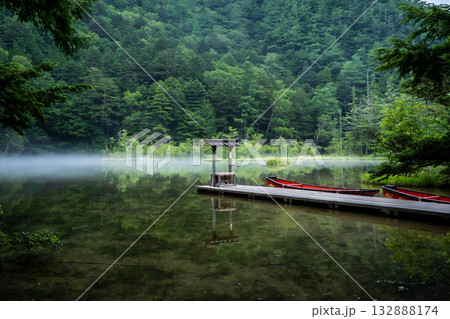 上高地の霧の中を行く赤いボート 132888174
