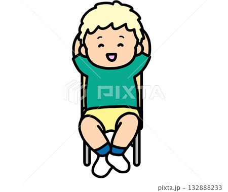 椅子に座る金髪の男の子 132888233