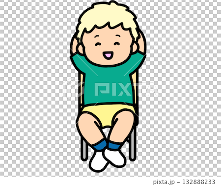 椅子に座る金髪の男の子 132888233