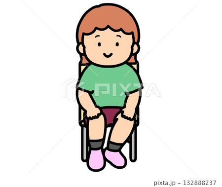 椅子に座る茶髪の女の子 132888237