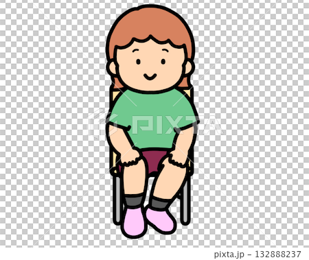 椅子に座る茶髪の女の子 132888237