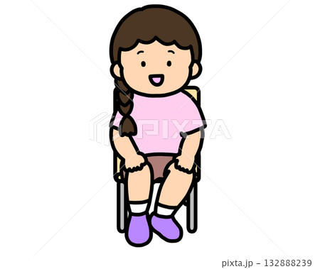 椅子に座るアジア人の女の子 132888239