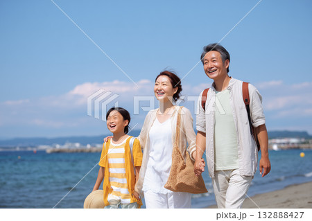 家族で夏の思い出を|青空と笑顔が広がるビーチタイム 家族で夏の思い出を|青空と笑顔が広がるビーチタイム 132888427