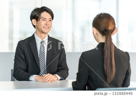 女性客,ビジネスウーマンと商談・接客・打ち合わせする若いアジア人ビジネスマン 女性客,ビジネスウーマンと商談・接客・打ち合わせする若いアジア人ビジネスマン 132888440