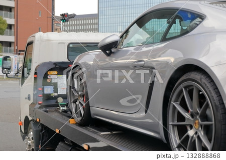 スポーツカーを搬送中のキャリアカー イメージ スポーツカーを搬送中のキャリアカー イメージ 132888868