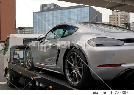 スポーツカーを搬送中のキャリアカー イメージ スポーツカーを搬送中のキャリアカー イメージ 132888870