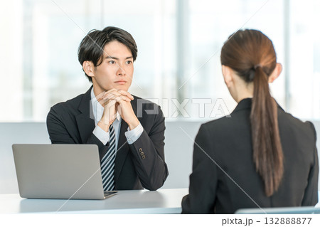 女性客,ビジネスウーマンをカウンセリング,打ち合わせするビジネスマン（相談,アドバイス悩み） 132888877