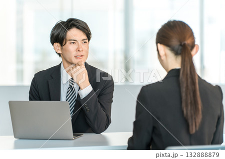 女性客,ビジネスウーマンをカウンセリング,打ち合わせするビジネスマン（相談,アドバイス悩み） 132888879