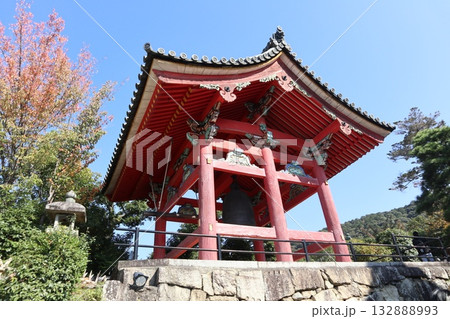 紅葉の始まった京都音羽山清水寺 紅葉の始まった京都音羽山清水寺 132888993