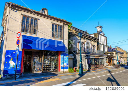 北海道　小樽市　小樽堺町通り商店街（大正硝子、小樽オルゴール堂） 132889001