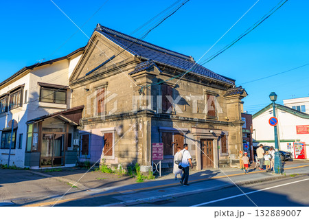 北海道　小樽市　小樽堺町通り商店街の町並み 132889007