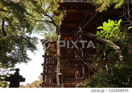 紅葉の始まった京都音羽山清水寺 132889045