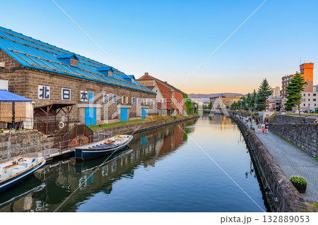 北海道　小樽市　小樽運河の夕景 132889053