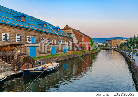 北海道　小樽市　小樽運河の夕景 132889055
