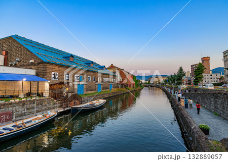 北海道　小樽市　小樽運河の夕景 132889057
