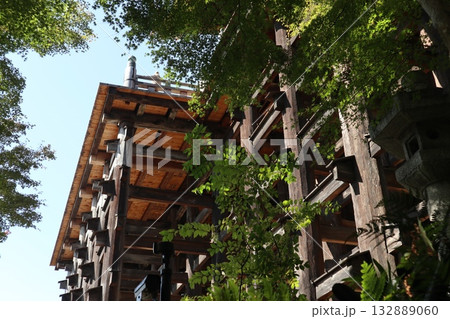 紅葉の始まった京都音羽山清水寺 132889060