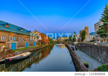 北海道　小樽市　小樽運河の夕景 132889066