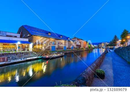 北海道　小樽市　小樽運河の夜景 132889079