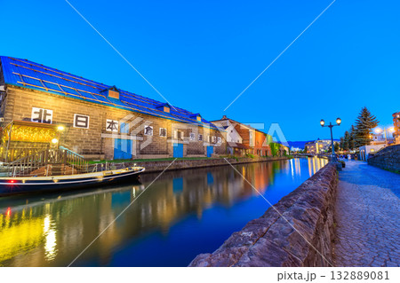 北海道　小樽市　小樽運河の夜景 132889081