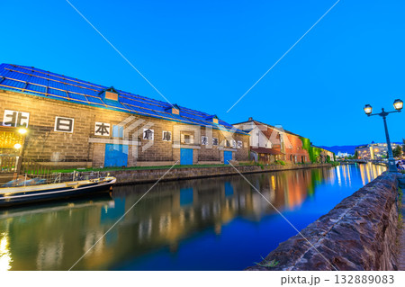 北海道　小樽市　小樽運河の夜景 132889083