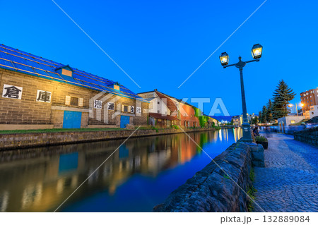 北海道　小樽市　小樽運河の夜景 132889084