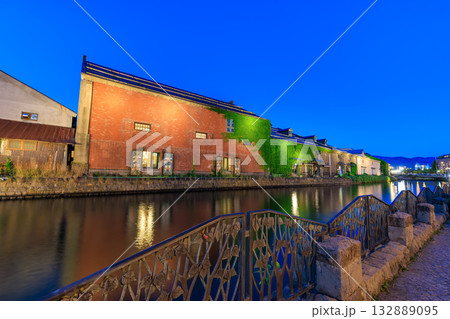 北海道　小樽市　小樽運河の夜景 132889095