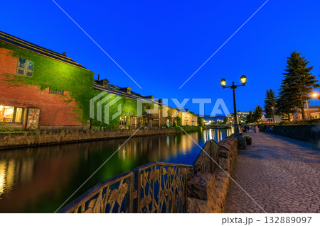 北海道　小樽市　小樽運河の夜景 132889097