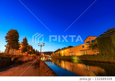 北海道　小樽市　小樽運河の夜景 132889109
